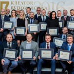 Grupowe zdjęcie laureatów i organizatorów gali „Kreator Budownictwa 2016”.