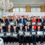 Pamiątkowe zdjęcie laureatów z certyfikatami podczas gali „Kreator Budownictwa 2015”.