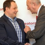 Uścisk dłoni podczas wręczania wyróżnienia na gali „Kreator Budownictwa”.